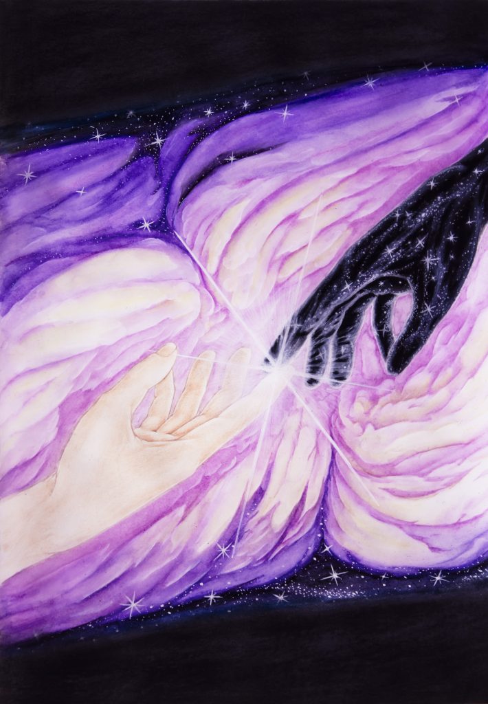 Zwei Hände, die sich im Zentrum des Bildes fast berühren. Eine hellere, menschlich wirkende Hand streckt sich von links nach einer dunklen die von rechts oben kommt. Die dunkle Hand besteht mit Sternen und wirkt wie ein eigener Kosmos. Der Hintergrund besteht aus weichen, fließenden Violett- und Rosatönen, die an einen kosmischen Nebel erinnern.