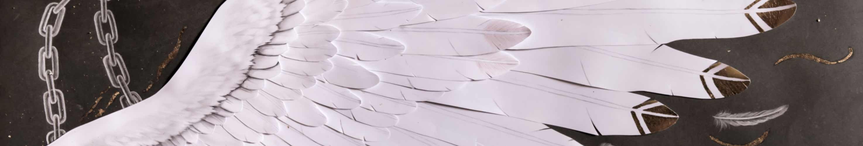 Ein Relief-Flügel aus weißem Material ist mit einer Buntstift-Zeichnung kombiniert. Der Flügel zeigt detaillierte Federstrukturen und ist nach rechts ausgerichtet. Im Hintergrund sind Ketten und einzelne Federn zu sehen, die mit Buntstift gezeichnet wurden. Die Flügelspitzen sind mit braunen und goldenen Akzenten versehen. Der Hintergrund ist dunkel gehalten, wodurch die weißen und farbigen Elemente deutlich hervortreten.