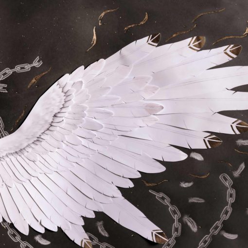 Ein Relief-Flügel aus weißem Material ist mit einer Buntstift-Zeichnung kombiniert. Der Flügel zeigt detaillierte Federstrukturen und ist nach rechts ausgerichtet. Im Hintergrund sind Ketten und einzelne Federn zu sehen, die mit Buntstift gezeichnet wurden. Die Flügelspitzen sind mit braunen und goldenen Akzenten versehen. Der Hintergrund ist dunkel gehalten, wodurch die weißen und farbigen Elemente deutlich hervortreten.