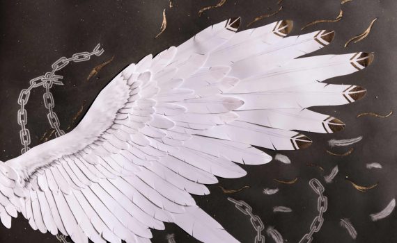 Ein Relief-Flügel aus weißem Material ist mit einer Buntstift-Zeichnung kombiniert. Der Flügel zeigt detaillierte Federstrukturen und ist nach rechts ausgerichtet. Im Hintergrund sind Ketten und einzelne Federn zu sehen, die mit Buntstift gezeichnet wurden. Die Flügelspitzen sind mit braunen und goldenen Akzenten versehen. Der Hintergrund ist dunkel gehalten, wodurch die weißen und farbigen Elemente deutlich hervortreten.